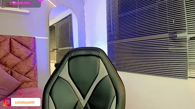 cattaleya    online show from 02-08-25, 06:22