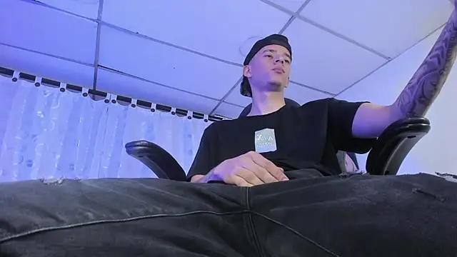 Snapshot of FrannBoy chatting on 03-07-25, 01:53 FrannBoy online show from 03-07-25, 01:53