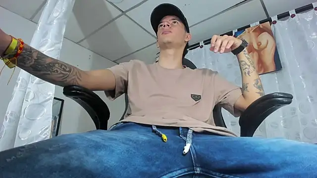 Snapshot of FrannBoy chatting on 03-20-25, 05:36 FrannBoy online show from 03-20-25, 05:36