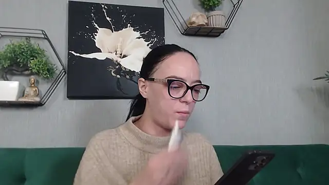 Snapshot of IzabelllNoir chatting on 02-11-26, 08:30 IzabelllNoir online show from 02-11-26, 08:30