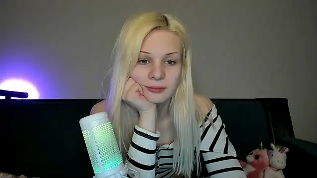 Snapshot of sashakiss99 chatting on 03-06-25, 05:22 sashakiss99 online show from 03-06-25, 05:22