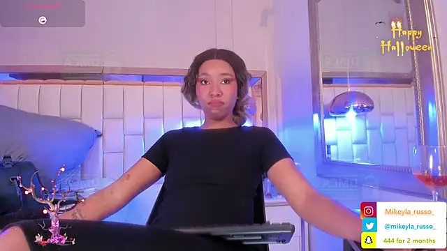 Mikeyla-Russo online show from 10-22-25, 08:52