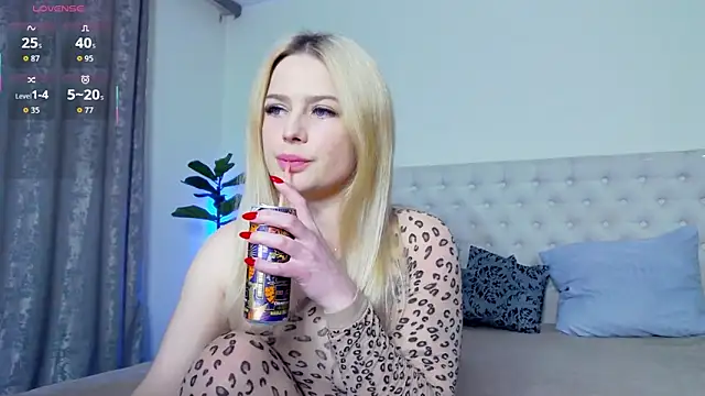 Snapshot of TamarraFox chatting on 02-09-26, 09:41 TamarraFox online show from 02-09-26, 09:41