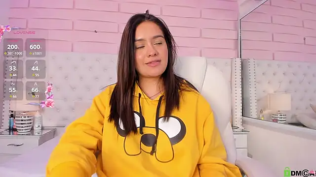 Snapshot of Yaaky_ chatting on 01-25-25, 12:27 Yaaky online show from 01-25-25, 12:27