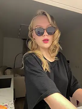 Snapshot of Little_Forest_ELF chatting on 10-17-25, 09:06 Little Forest ELF online show from 10-17-25, 09:06