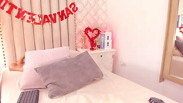 Snapshot of Charlotte__08 chatting on 02-14-25, 09:32 Charlotte 08 online show from 02-14-25, 09:32