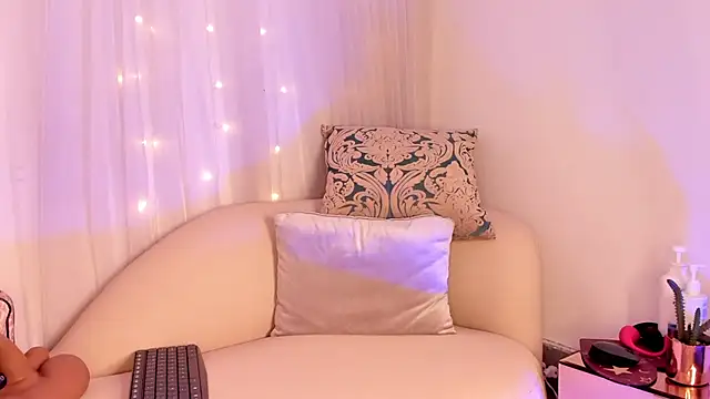 Snapshot of Charlotte__08 chatting on 02-20-25, 08:03 Charlotte 08 online show from 02-20-25, 08:03