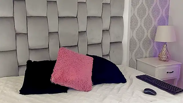 Charlotte  08 online show from 11-05-25, 07:25