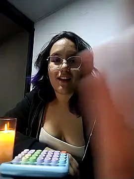 Snapshot of sweet--emily chatting on 10-19-25, 06:47 sweet--emily online show from 10-19-25, 06:47