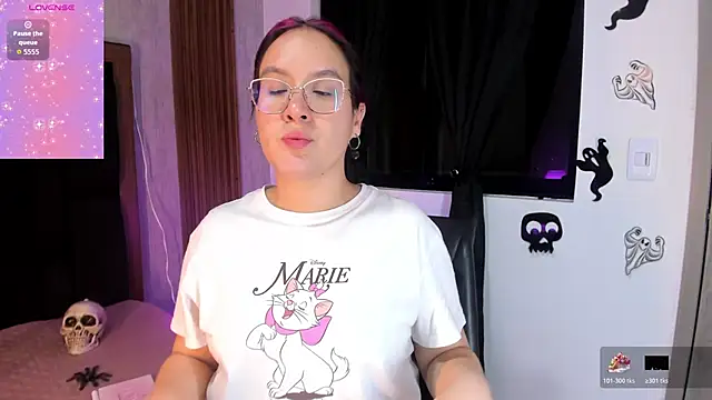 Snapshot of sweet--emily chatting on 10-31-25, 03:51 sweet--emily online show from 10-31-25, 03:51