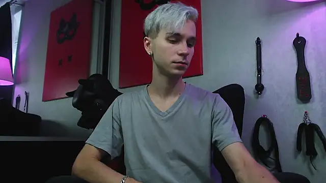 Joseph  Quinn online show from 12-15-24, 11:23