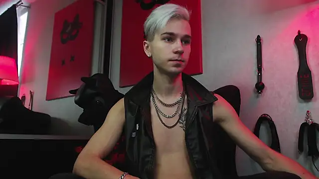 Joseph  Quinn online show from 12-17-24, 08:01