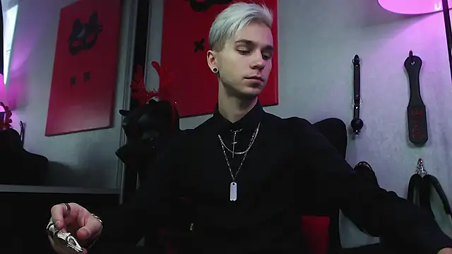 Joseph  Quinn online show from 12-18-24, 07:58