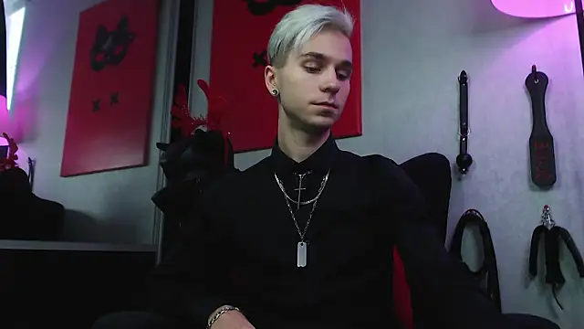 Joseph  Quinn online show from 12-18-24, 11:02