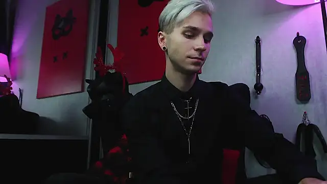 Joseph  Quinn online show from 12-18-24, 05:10