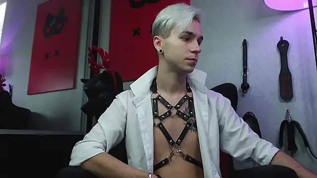 Joseph  Quinn online show from 12-21-24, 09:44