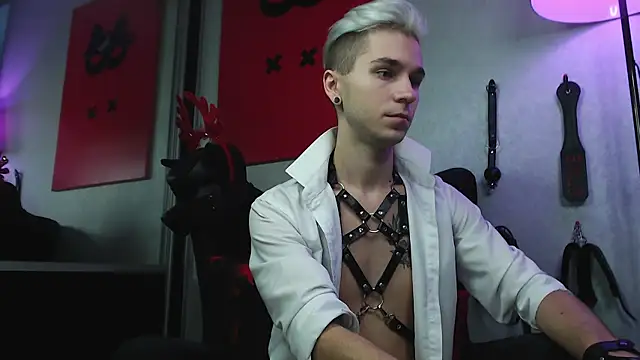 Joseph  Quinn online show from 12-21-24, 12:49