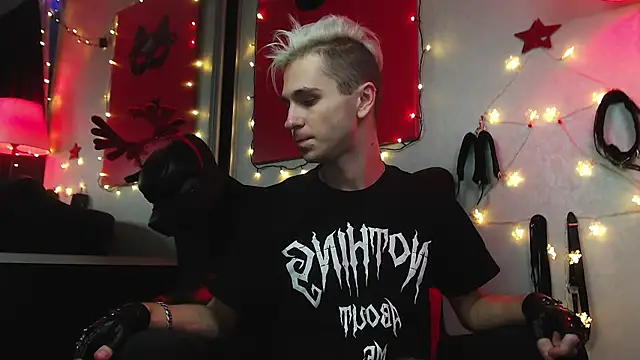 Joseph  Quinn online show from 12-23-24, 05:22