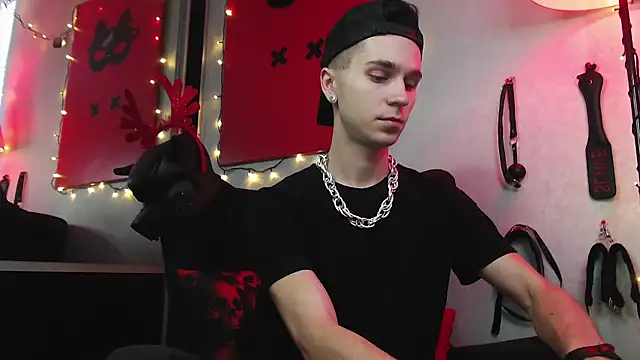 Joseph  Quinn online show from 01-04-25, 09:00