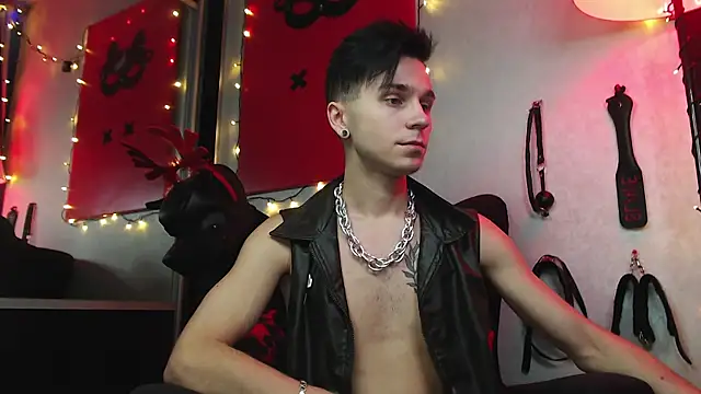 Joseph  Quinn online show from 01-05-25, 02:52