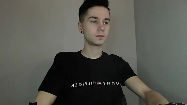 Joseph  Quinn online show from 01-09-25, 08:13