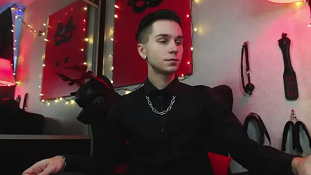 Joseph  Quinn online show from 01-12-25, 01:16