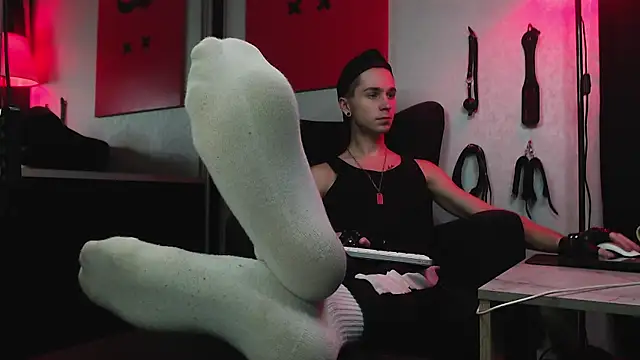 Joseph  Quinn online show from 01-17-25, 02:50