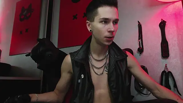 Joseph  Quinn online show from 01-18-25, 10:49