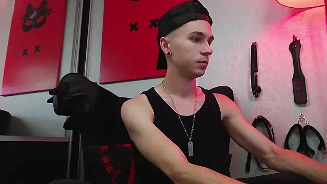 Joseph  Quinn online show from 03-09-25, 10:41