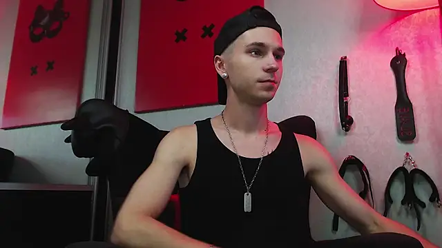 Joseph  Quinn online show from 03-09-25, 01:48