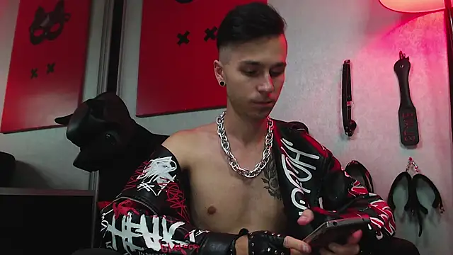 Joseph  Quinn online show from 03-10-25, 02:16