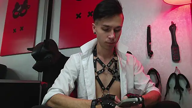 Joseph  Quinn online show from 03-12-25, 08:08