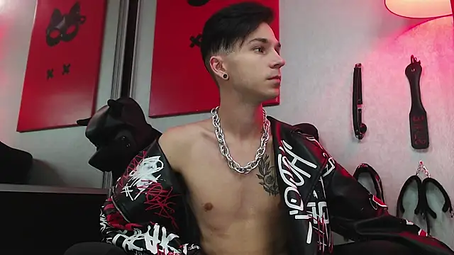 Joseph  Quinn online show from 03-15-25, 08:04