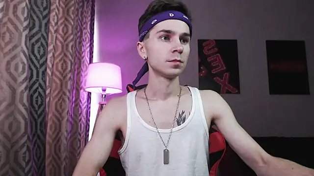 Joseph  Quinn online show from 10-25-25, 06:21