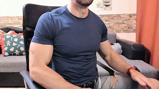 Snapshot of HotHunkTrainer chatting on 03-11-26, 08:42 HotHunkTrainer online show from 03-11-26, 08:42