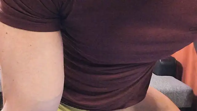 Snapshot of HotHunkTrainer chatting on 03-12-26, 09:04 HotHunkTrainer online show from 03-12-26, 09:04