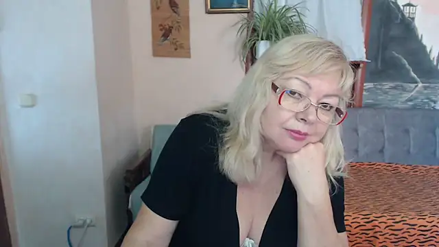 Snapshot of EvelynLoveShy chatting on 10-29-25, 09:11 EvelynLoveShy online show from 10-29-25, 09:11