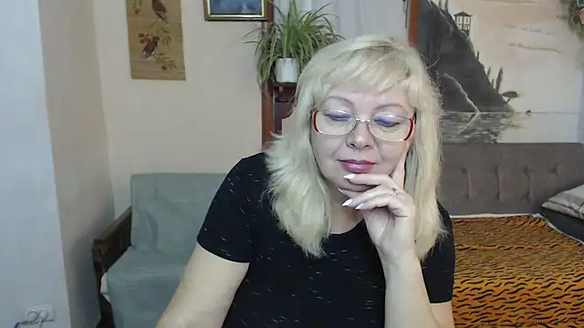 Snapshot of EvelynLoveShy chatting on 10-30-25, 07:03 EvelynLoveShy online show from 10-30-25, 07:03