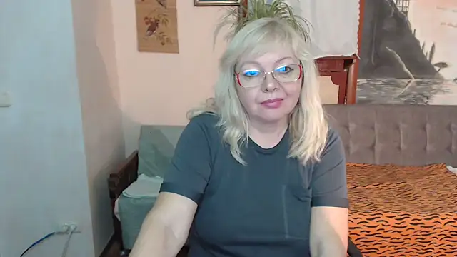 Snapshot of EvelynLoveShy chatting on 11-06-25, 09:37 EvelynLoveShy online show from 11-06-25, 09:37