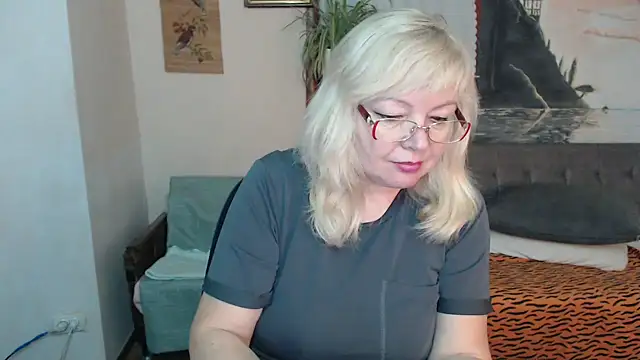 Snapshot of EvelynLoveShy chatting on 11-07-25, 05:02 EvelynLoveShy online show from 11-07-25, 05:02