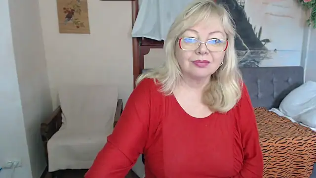 Snapshot of EvelynLoveShy chatting on 11-17-25, 11:27 EvelynLoveShy online show from 11-17-25, 11:27
