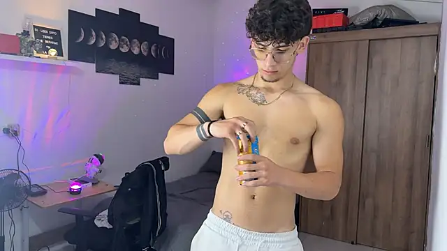 Snapshot of Kisan_Smith chatting on 10-31-25, 03:07 Kisan Smith online show from 10-31-25, 03:07