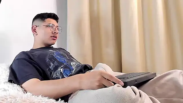 a lejandro 0 8 online show from 02-08-25, 06:33