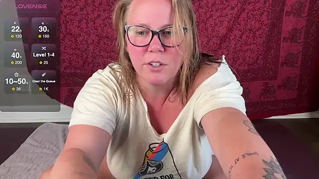 Snapshot of GlitterKitty108 chatting on 10-19-25, 01:34 GlitterKitty108 online show from 10-19-25, 01:34