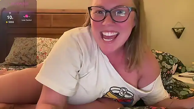 Snapshot of GlitterKitty108 chatting on 10-20-25, 11:38 GlitterKitty108 online show from 10-20-25, 11:38