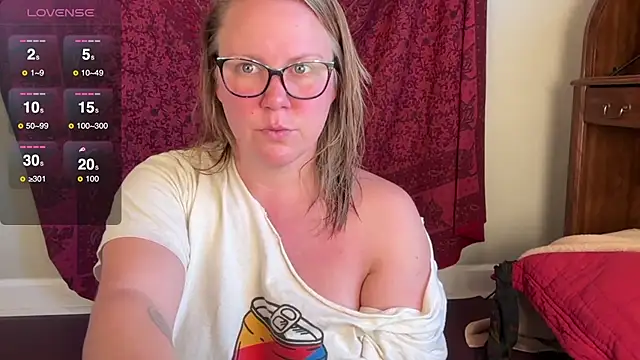 Snapshot of GlitterKitty108 chatting on 11-28-25, 02:31 GlitterKitty108 online show from 11-28-25, 02:31