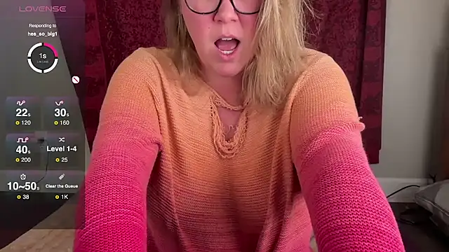 Snapshot of GlitterKitty108 chatting on 11-30-25, 11:31 GlitterKitty108 online show from 11-30-25, 11:31