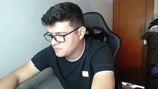 Snapshot of Plug_Control chatting on 12-22-25, 05:43 Plug Control online show from 12-22-25, 05:43