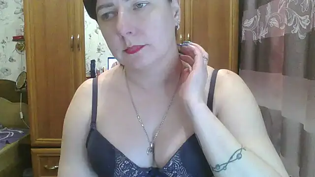 Snapshot of SophieNightAh chatting on 02-13-25, 06:38 SophieNightAh online show from 02-13-25, 06:38