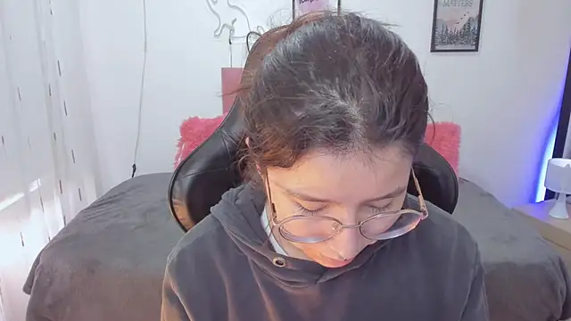 Amy joones online show from 11-10-25, 01:10